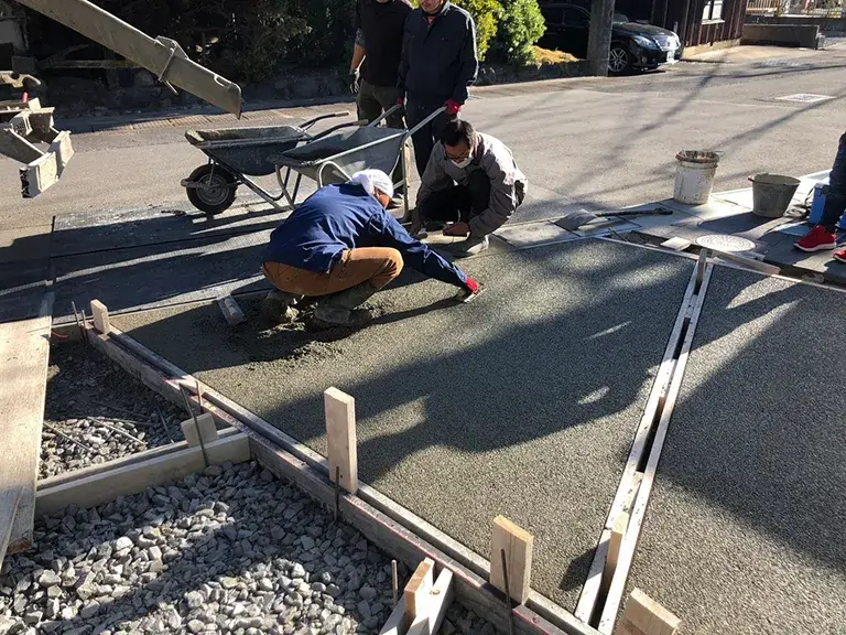 外構駐車場ポーラスアイ施工風景